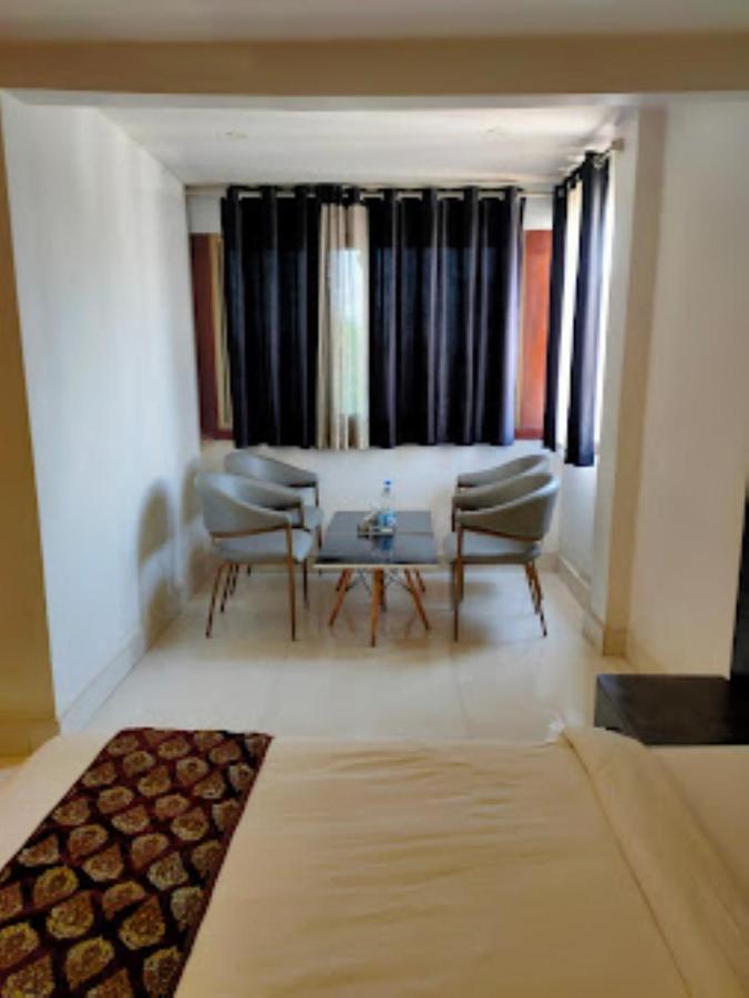 Hotel The Hills, 阿姆比卡普尔 外观 照片